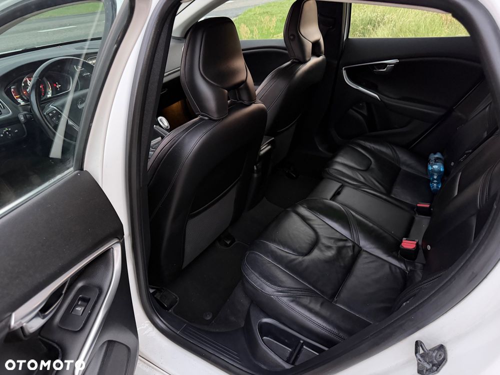 Volvo V40 D4 R Design - 10