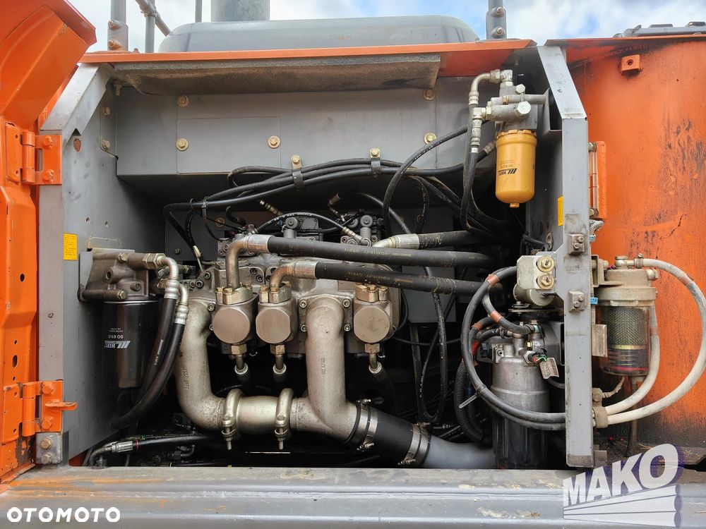 Hitachi ZX210LC-5B - 12
