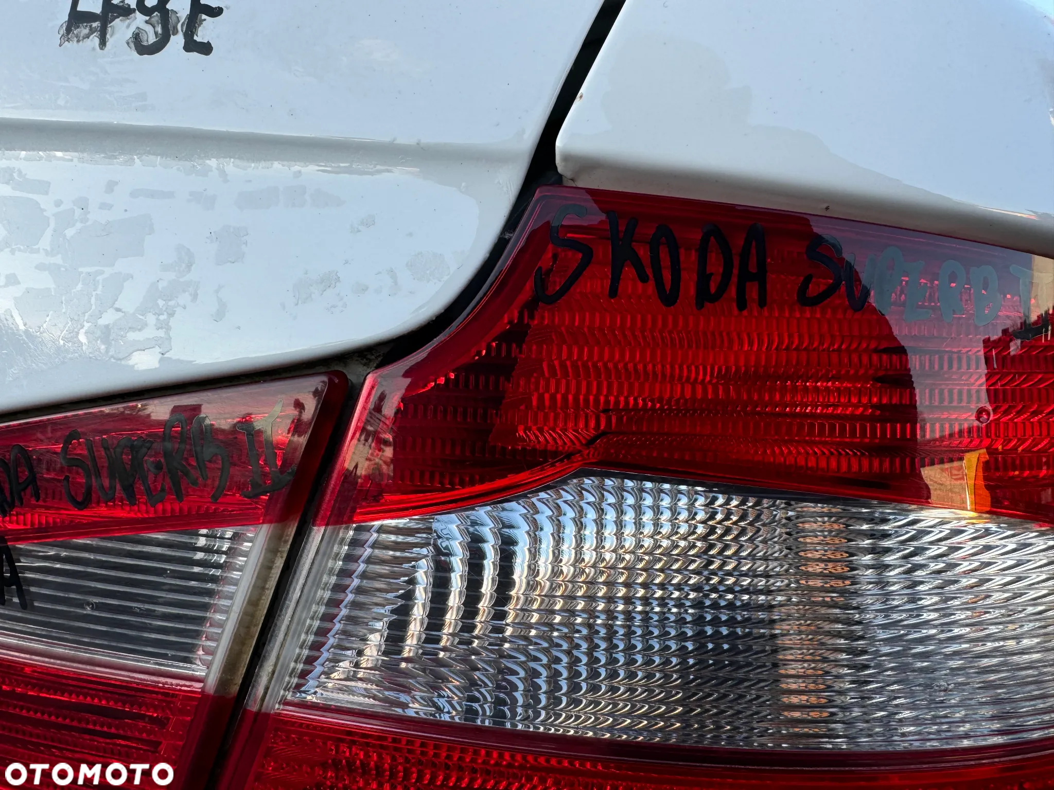 SKODA SUPERB II LAMPA PRAWA TYLNA PRAWY TYŁ Z BŁOTNIKA W BŁOTNIK - 4