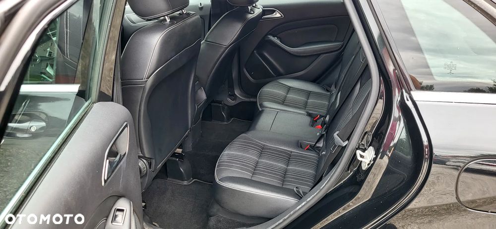 Mercedes-Benz Klasa B 180 Edition - 21