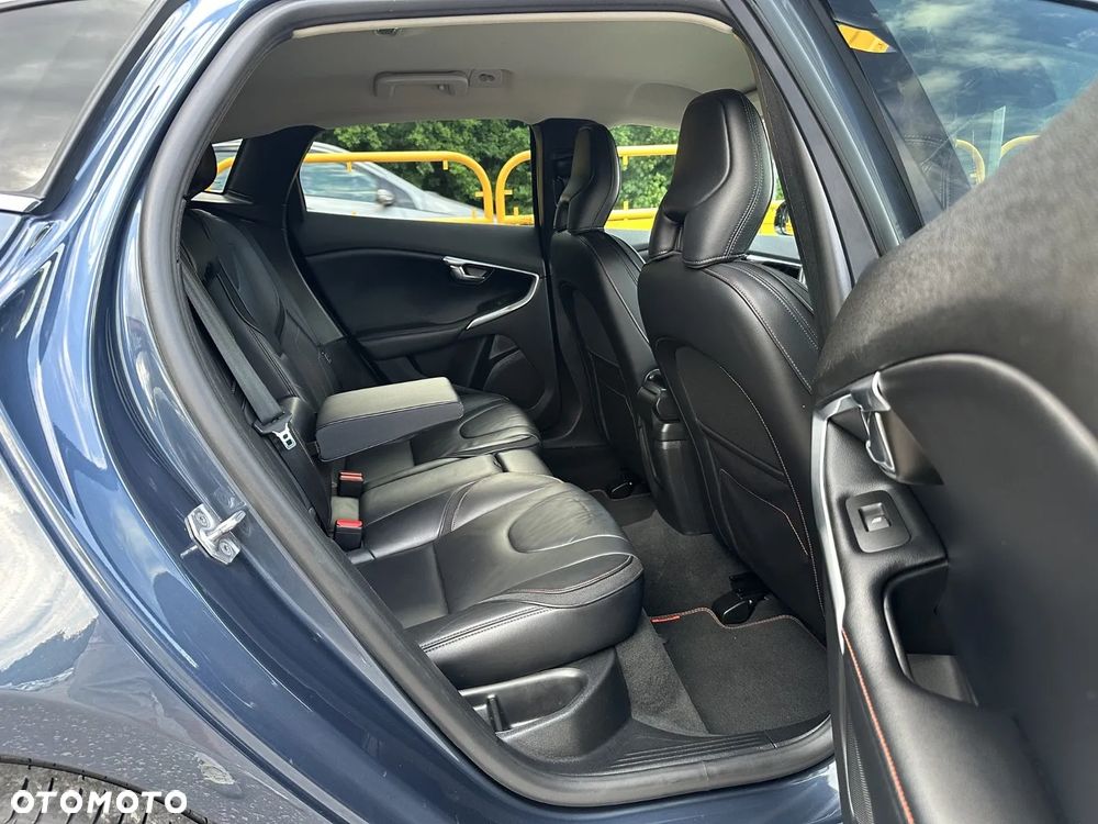 Volvo V40 Cross Country D2 Drive-E Ocean Race - 11