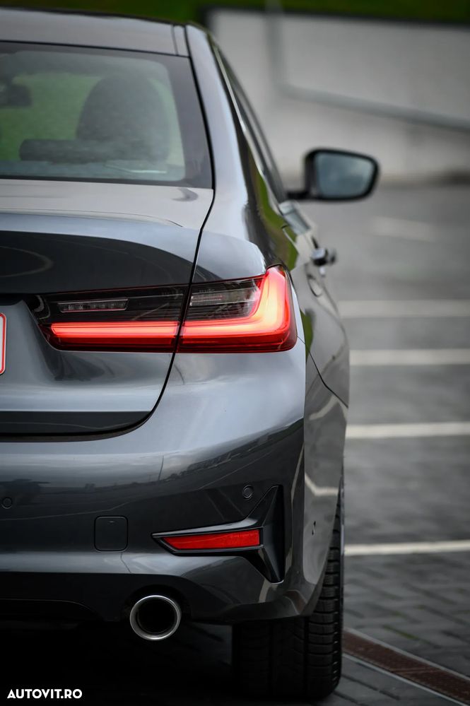 BMW Seria 3 330i AT - 39