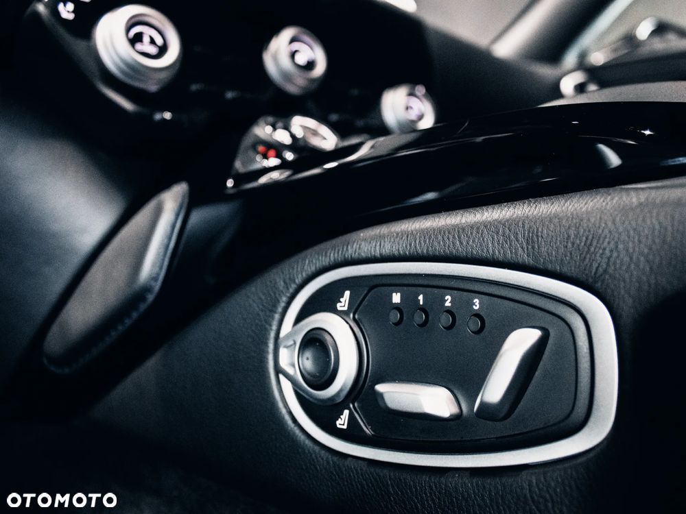 Aston Martin V8 Vantage Standard - 2