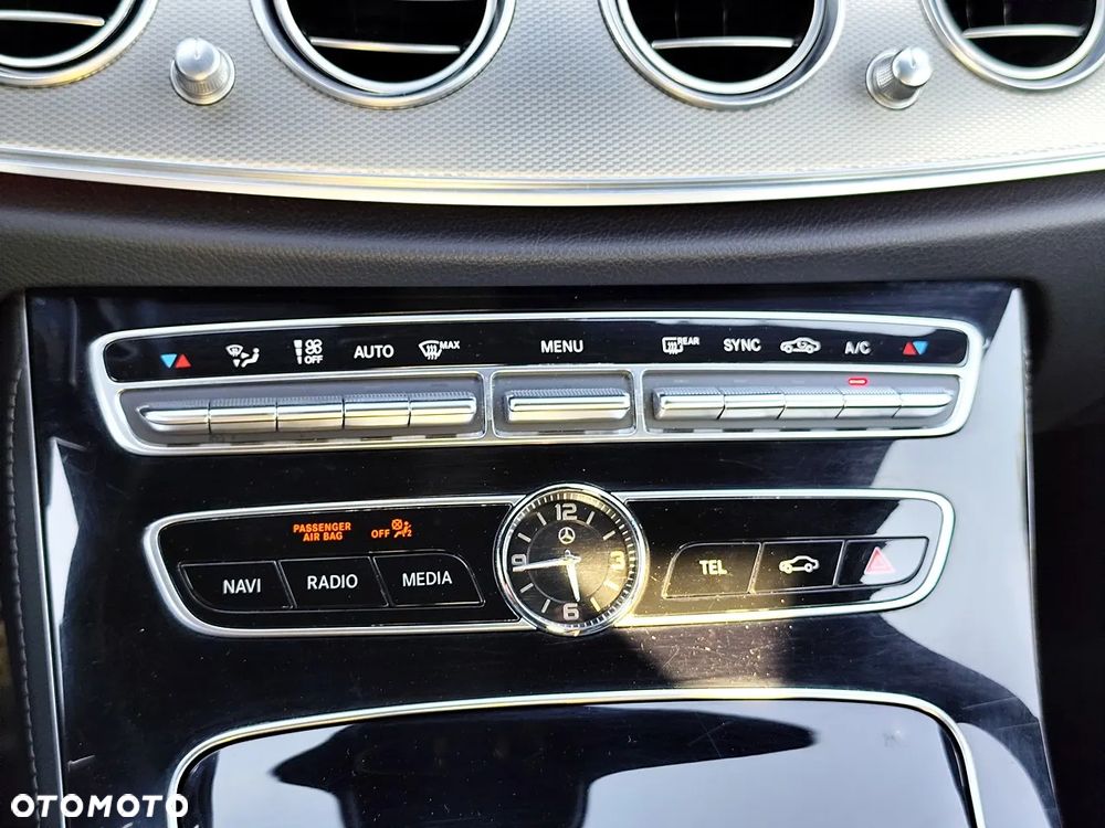 Mercedes-Benz Klasa E 220 d 4-Matic 9G-TRONIC - 24