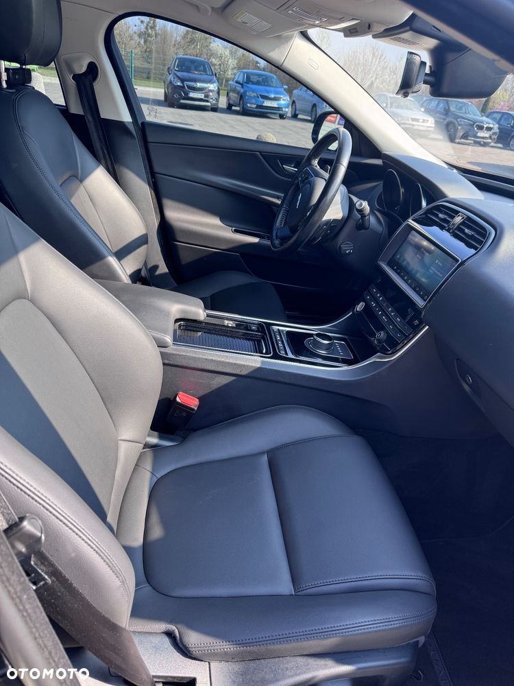 Jaguar XE 25t Prestige - 16