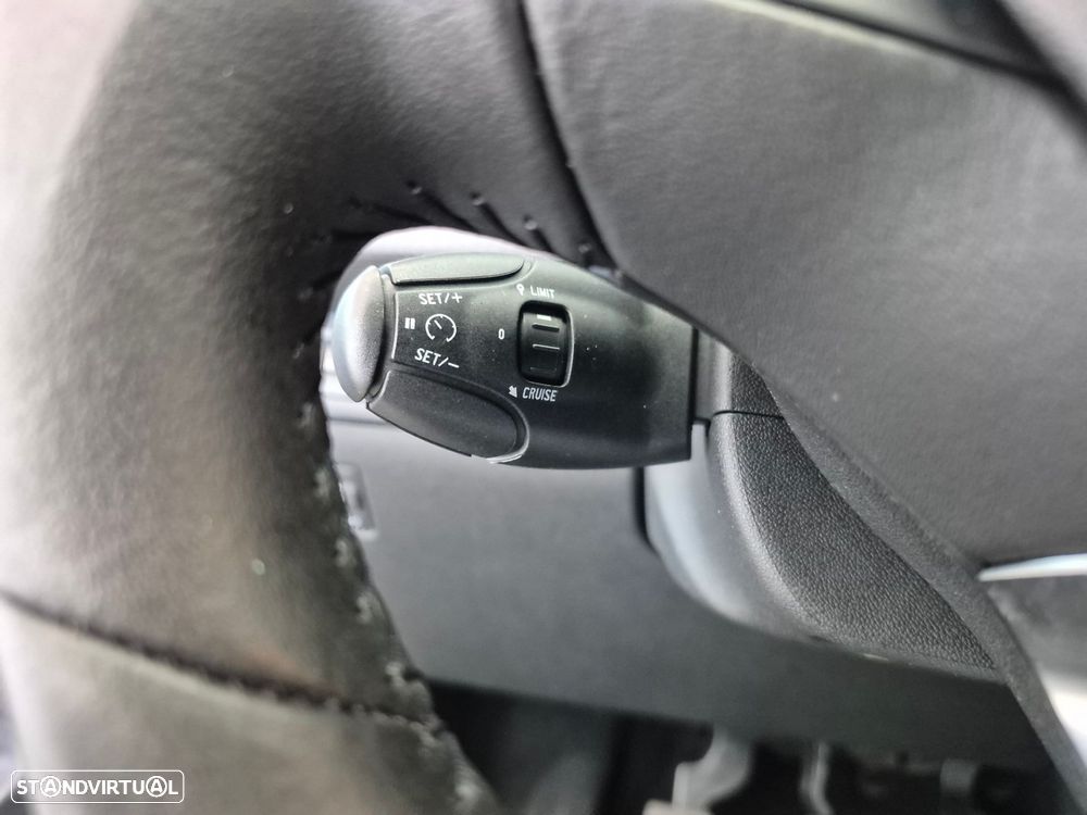Peugeot 2008 1.2 PureTech Style - 12