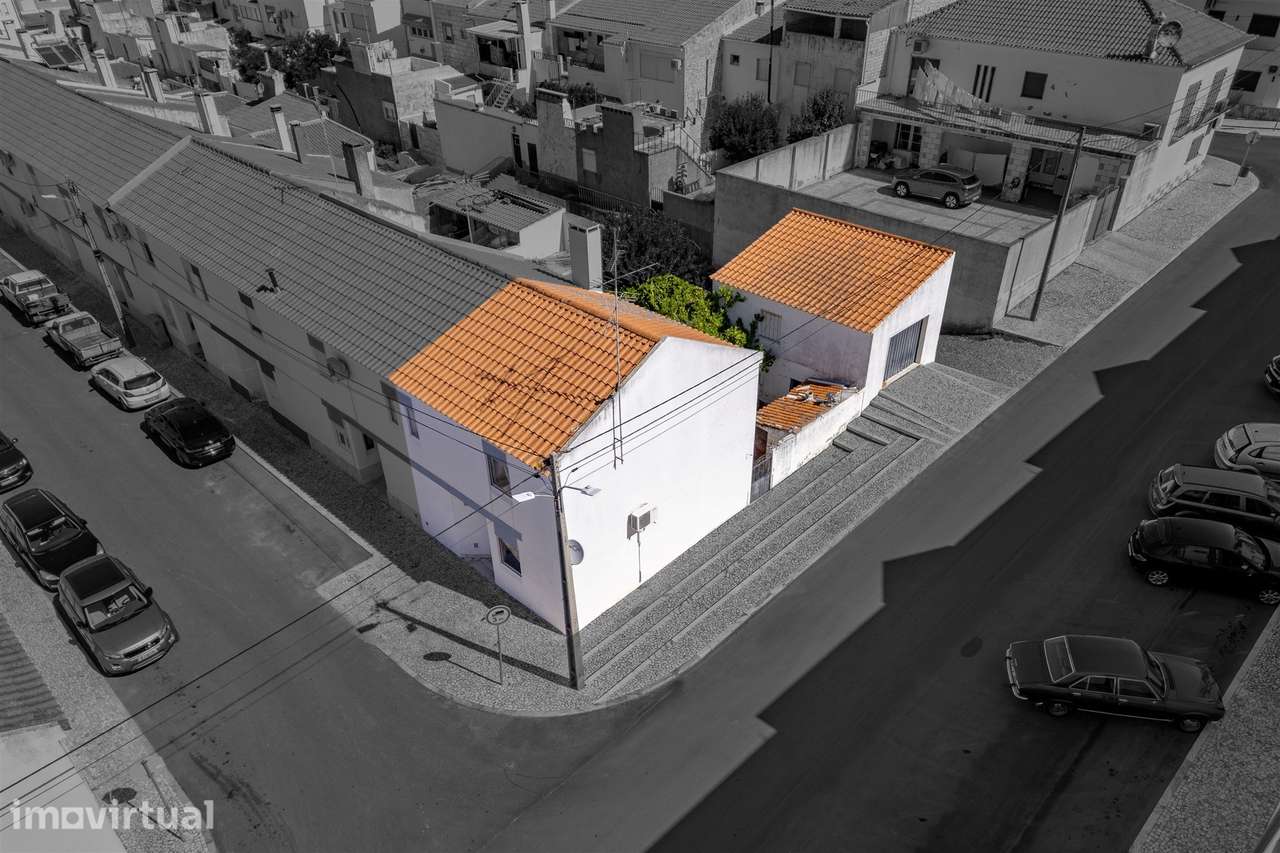 Moradia T4 de gaveto com quintal e garagem na Quinta Augusta, Vila Viç - Grande imagem: 3/35