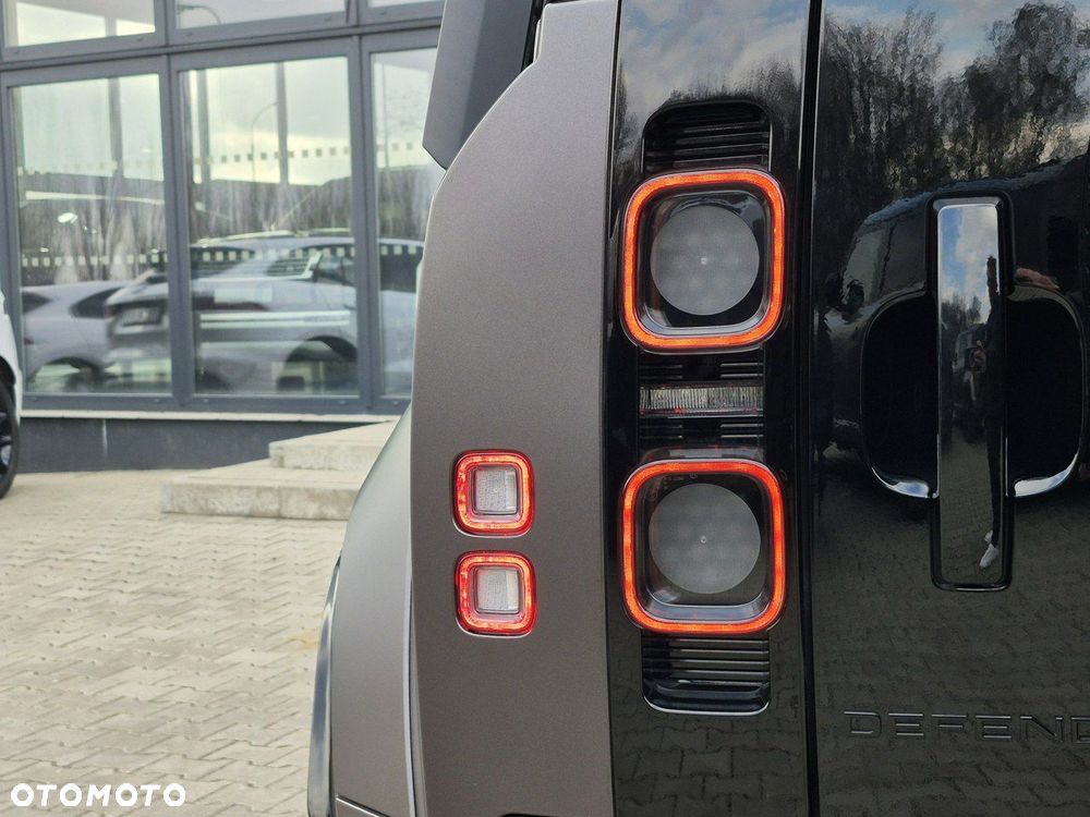 Land Rover Defender - 12