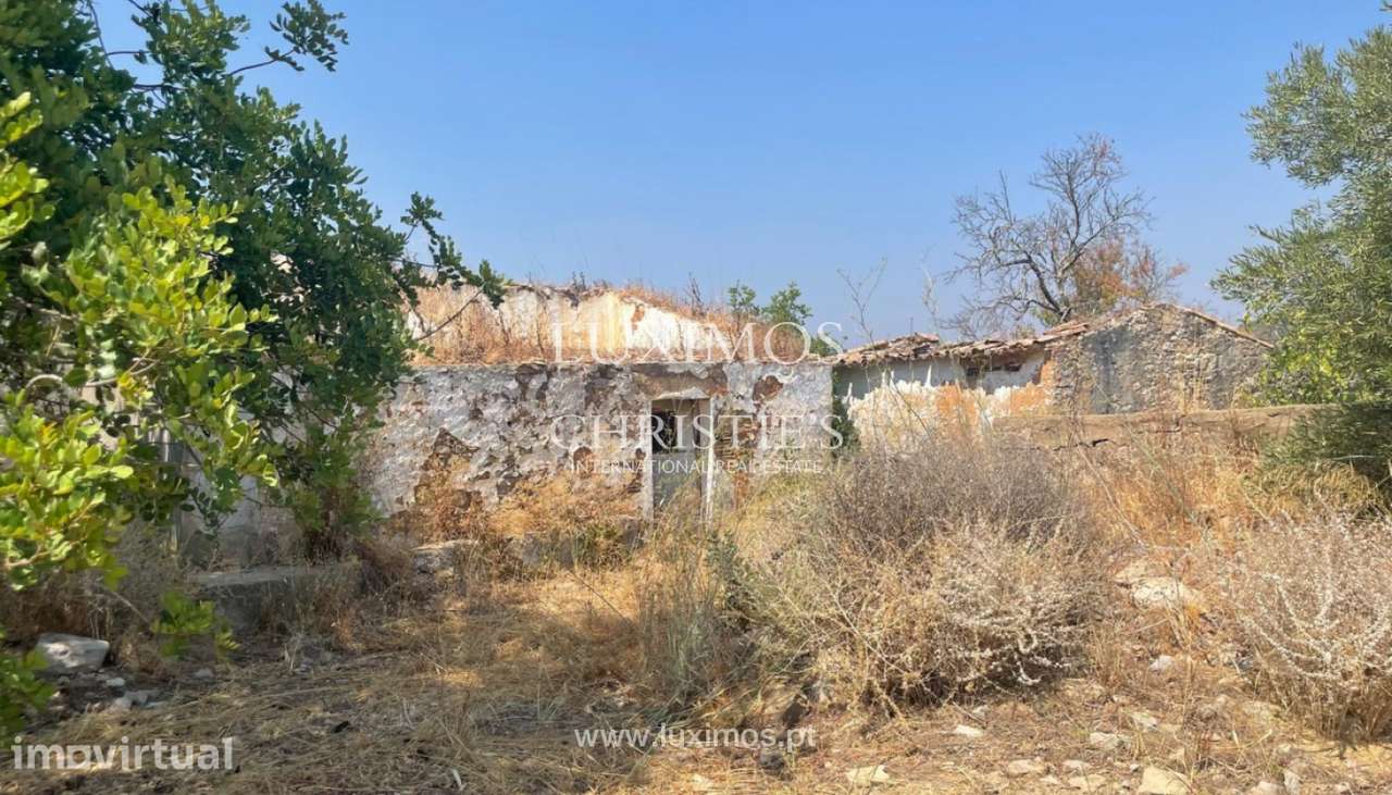 Terreno com ruína, para venda em Estoi, Algarve - Grande imagem: 2/11