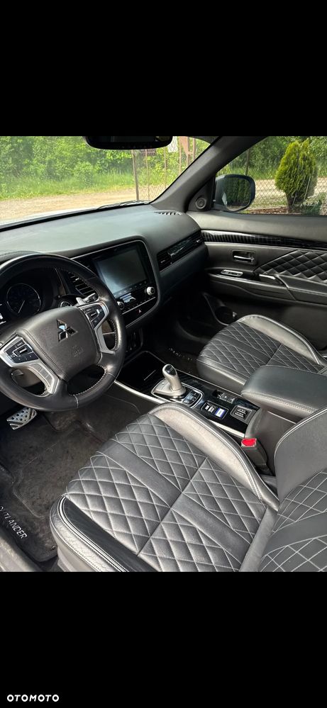 Mitsubishi Outlander - 2