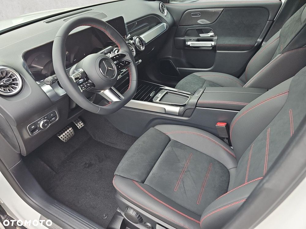 Mercedes-Benz GLB - 11