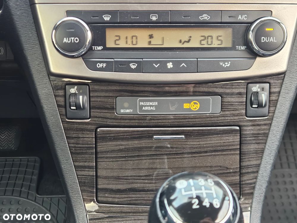 Toyota Avensis 1.8 Premium - 19