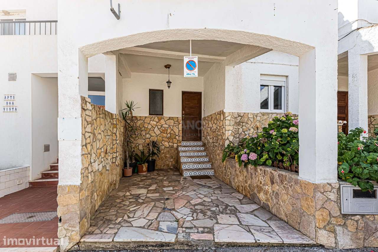 Casa geminada com caráter e vista para o mar em Burgau, Budens - Grande imagem: 2/32