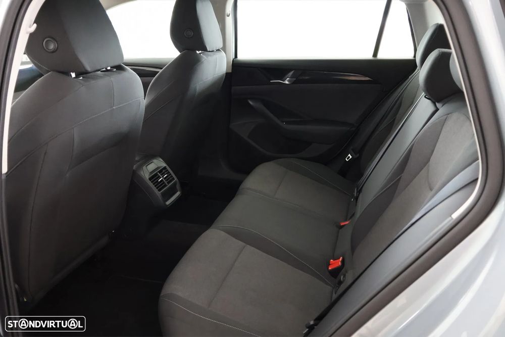 VW Passat Variant 1.5 TSI eHybrid Business DSG - 17