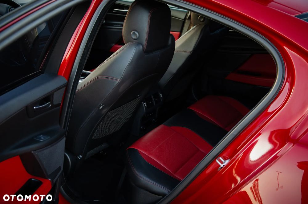 Jaguar XE - 14