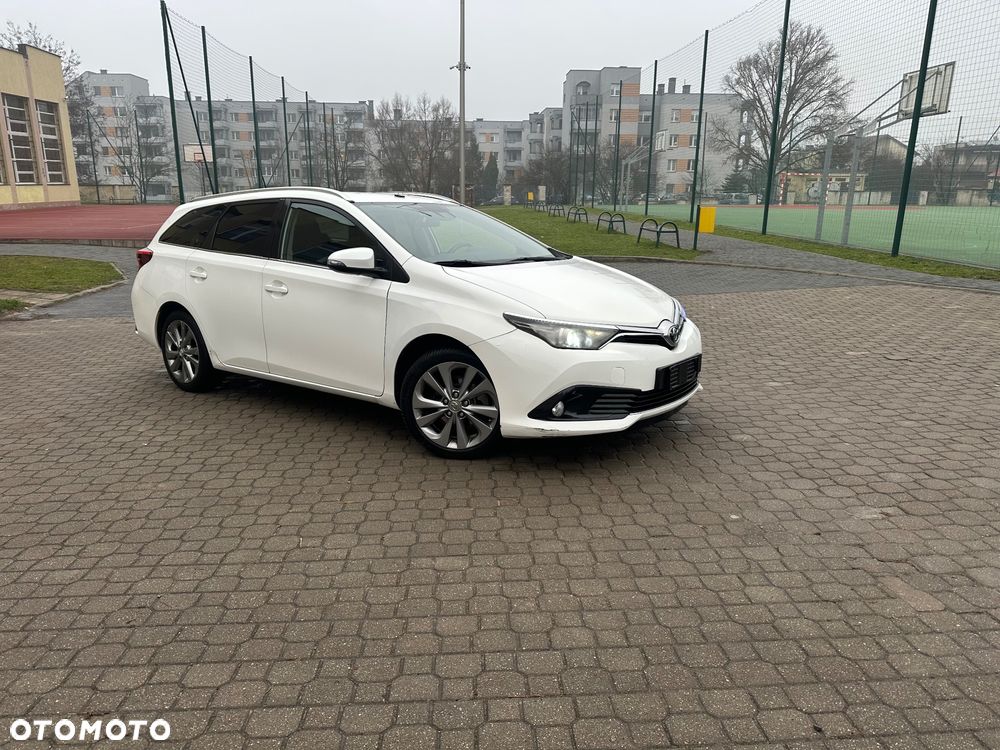 Toyota Auris 1.8 HSD Sol - 11