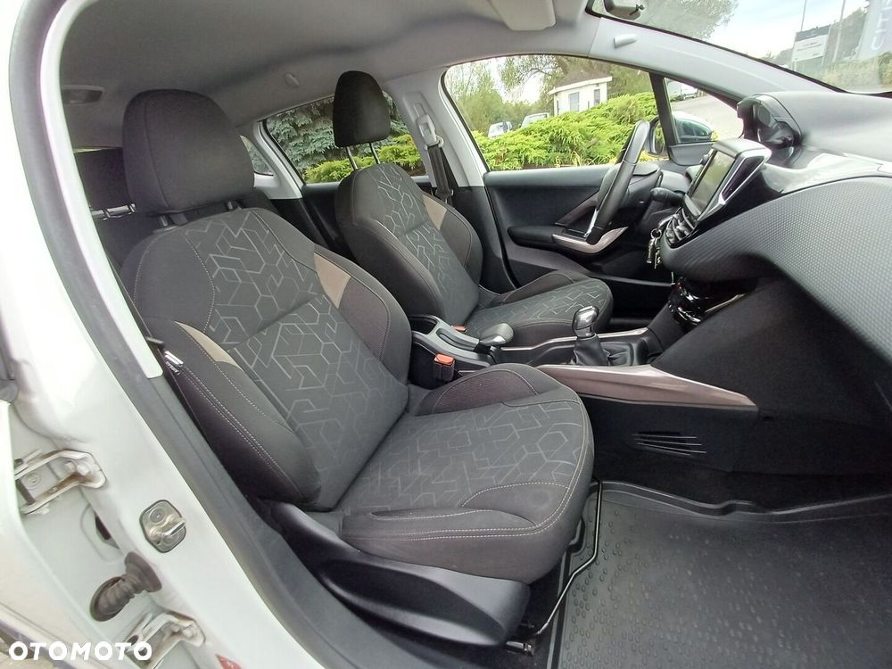 Peugeot 2008 1.2 Pure Tech Style S&S - 16