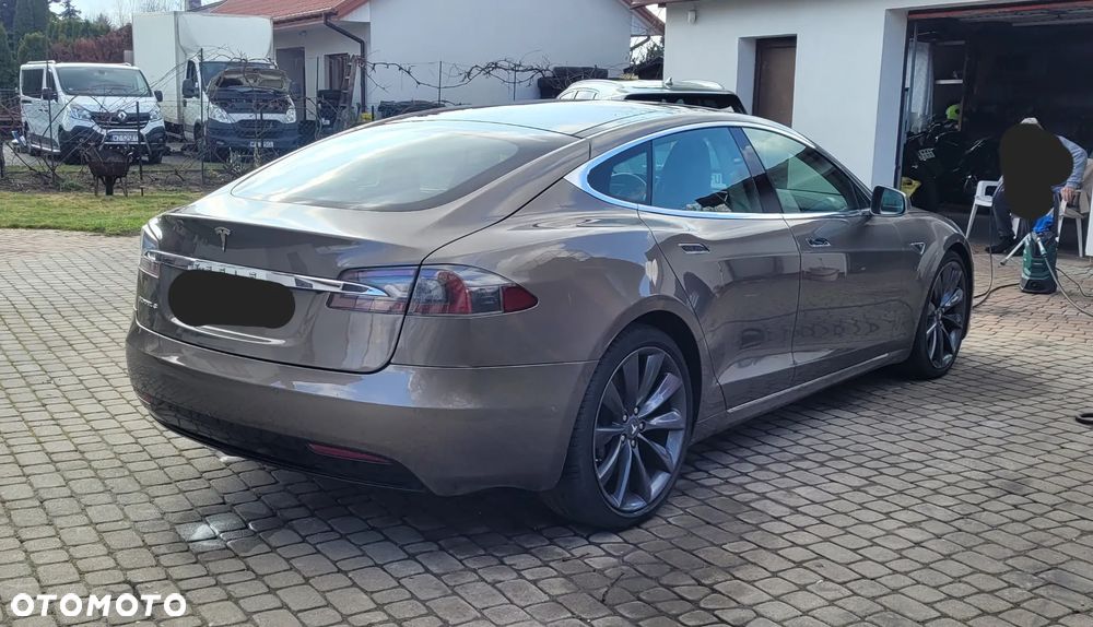 Tesla Model S - 9