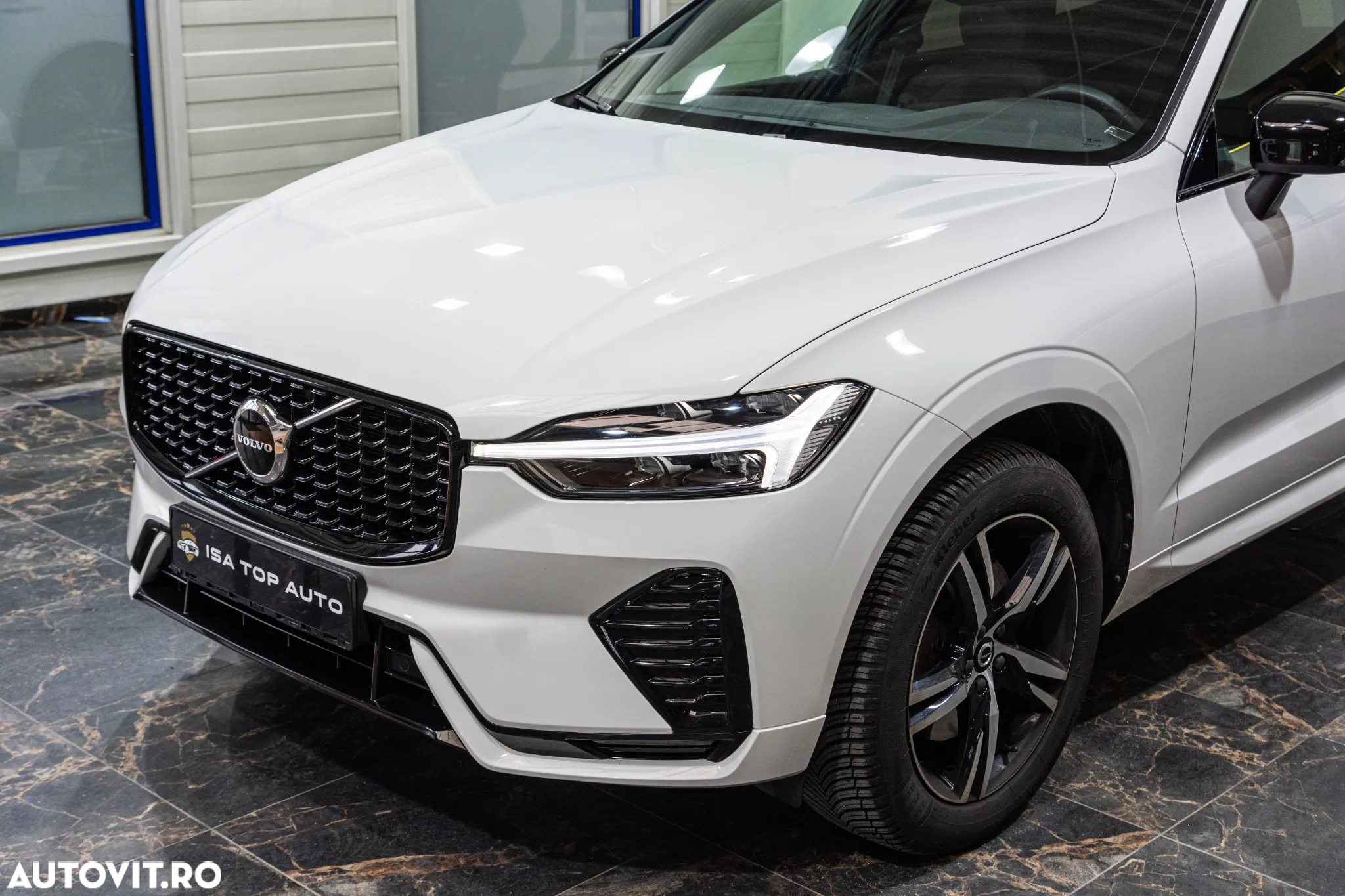 Volvo XC 60 B4 MHEV AT FWD Plus Dark - 9