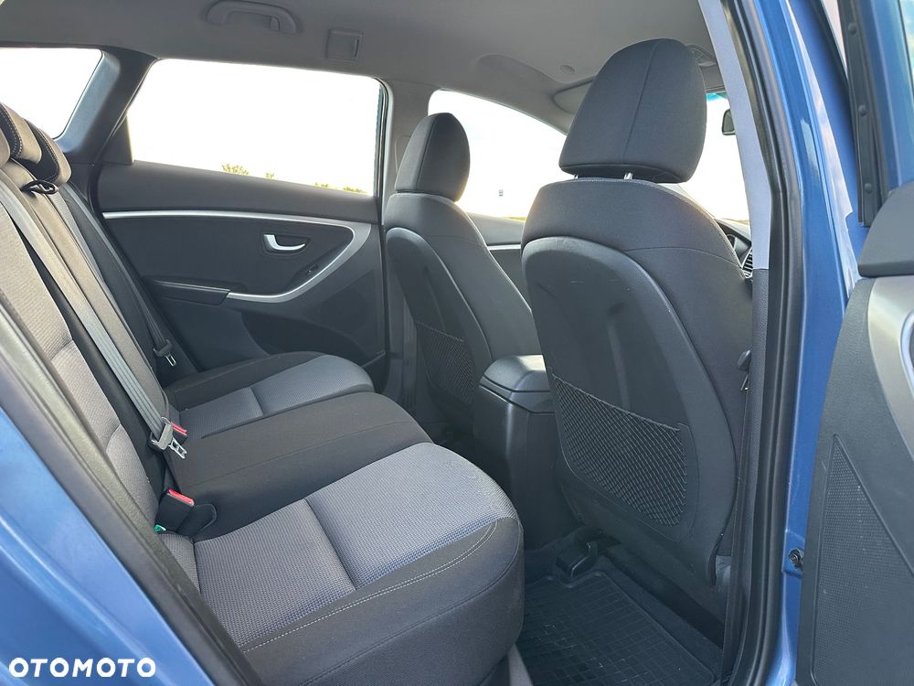 Hyundai i30 blue Kombi 1.4 YES Silver - 11