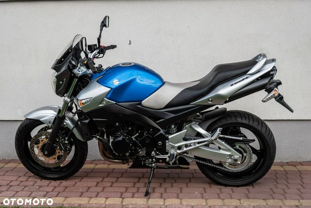 Suzuki GSR - 6