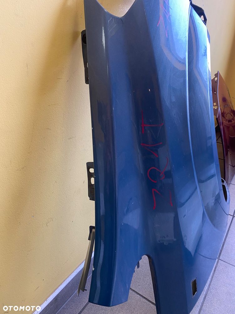 Opel Zafira B Błotnik przedni prawy. Z21T - 3