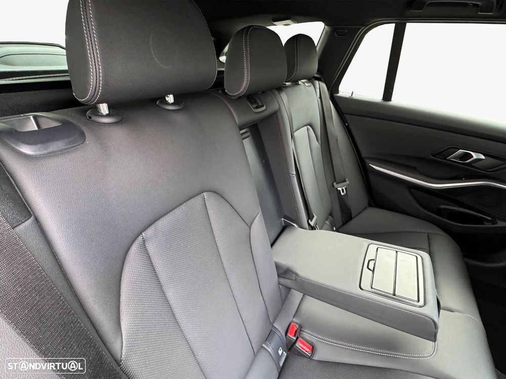 BMW 330 e Pack Desportivo M Auto - 10