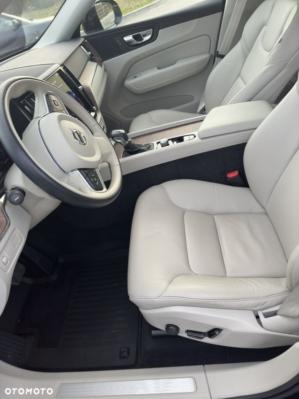 Volvo XC 60 T5 Momentum Pro - 23