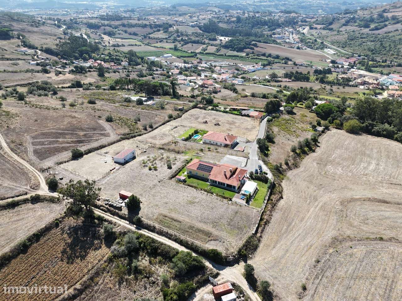 Excelente Investimento: Duas moradias térreas inseridas em terreno com - Grande imagem: 2/50