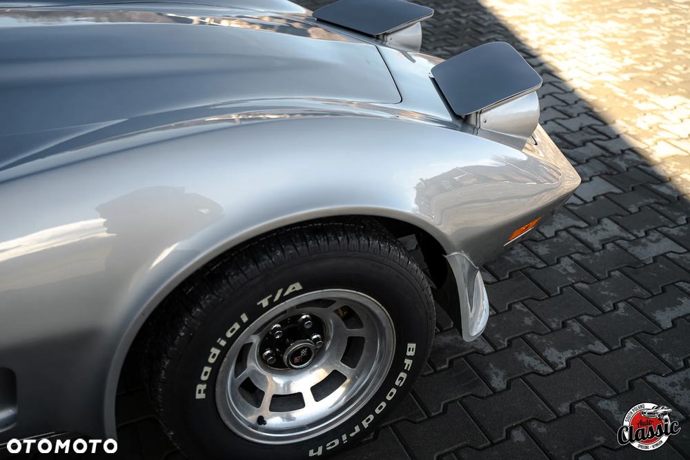 Chevrolet Corvette - 12