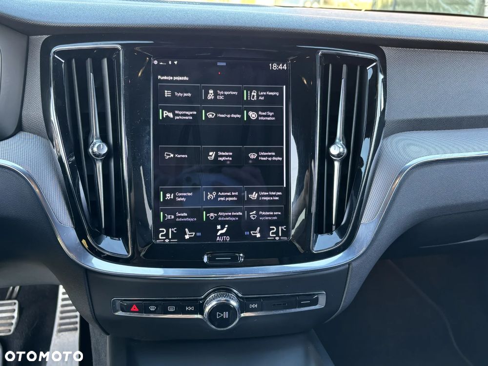 Volvo V60 B4 D R-Design - 24