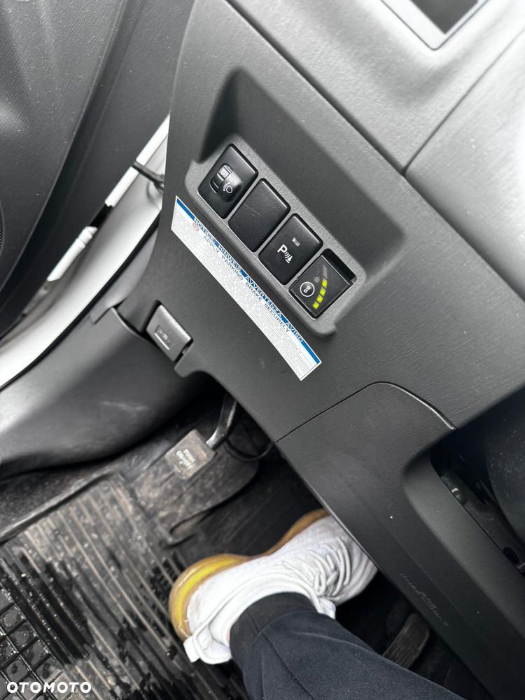 Toyota Prius (Hybrid) - 16