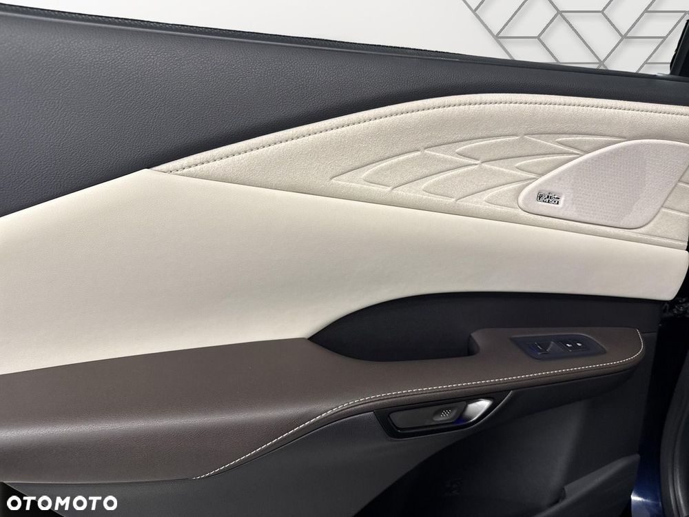 Lexus RX 450h+ Omotenashi - 13