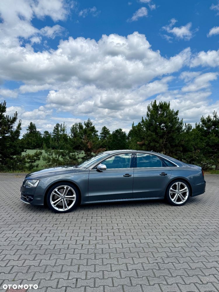 Audi S8 - 2