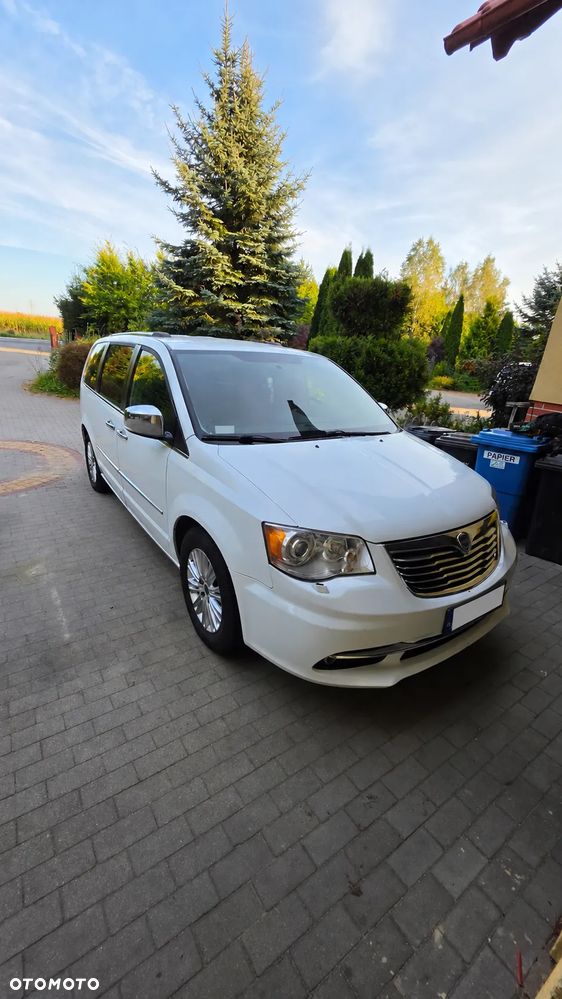 Lancia Voyager 2015 photo 5