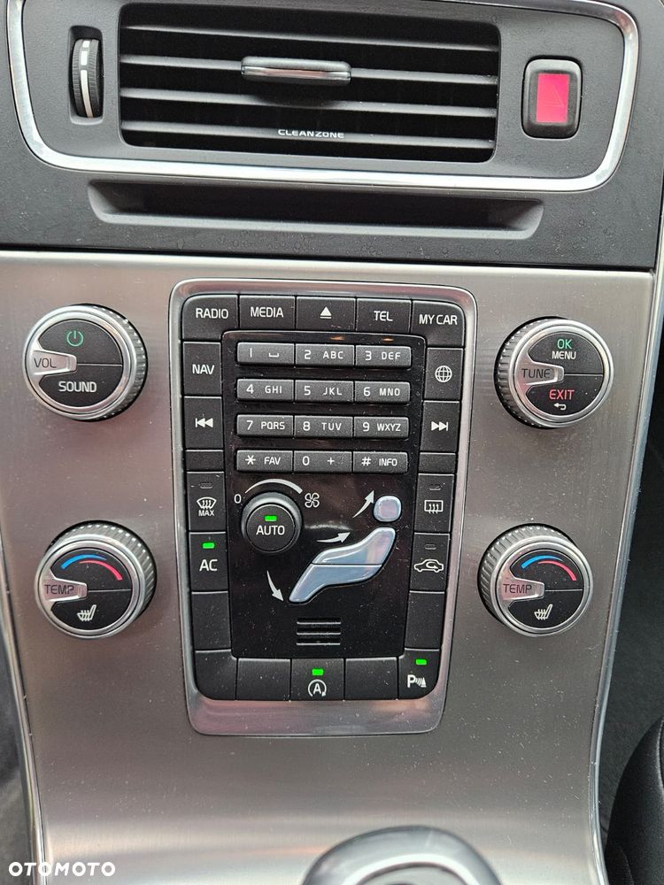 Volvo V60 T3 Momentum - 24