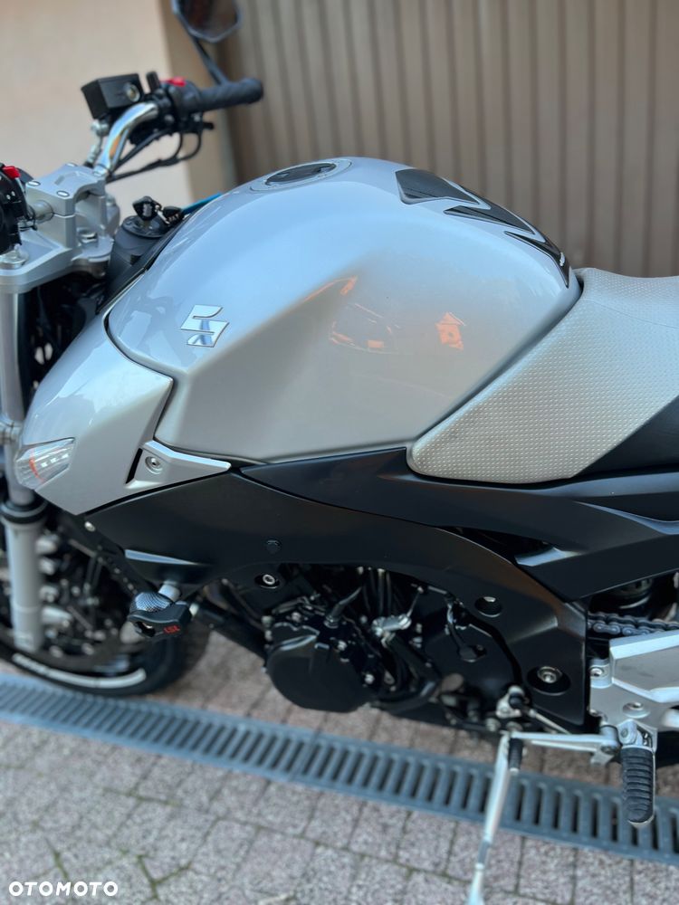 Suzuki GSR - 19