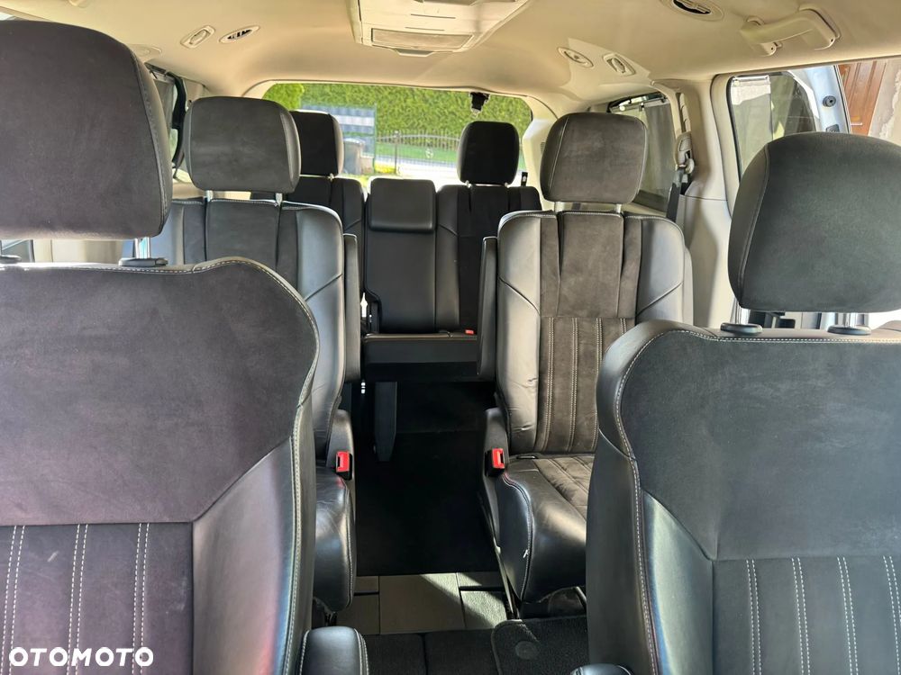 Chrysler Town & Country 3.6 Limited - 32