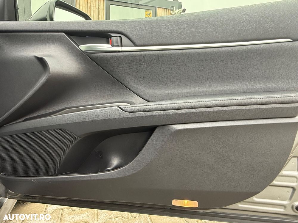 Toyota Camry Luxury - 19