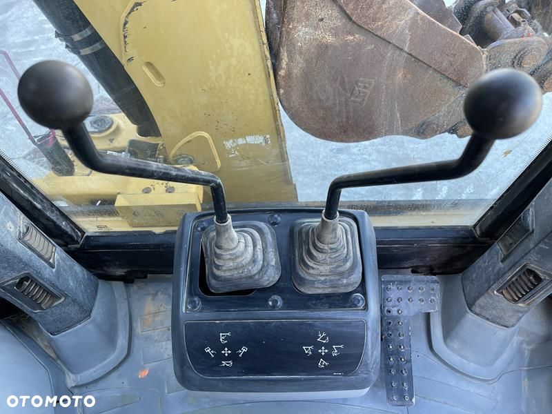 Caterpillar 428 F , rok 2012 Posiada w zestawie 4 łyżki, widły. - 10