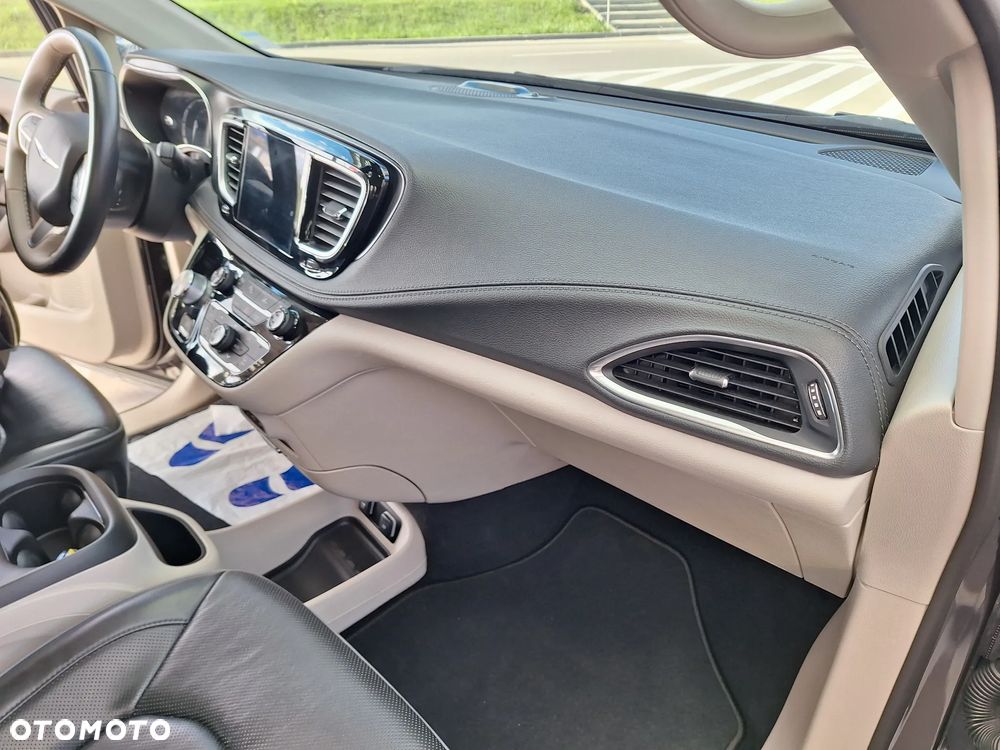Chrysler Pacifica - 26