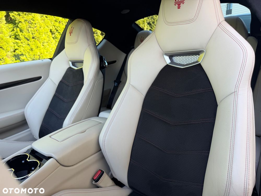 Maserati GranTurismo S Automat - 26