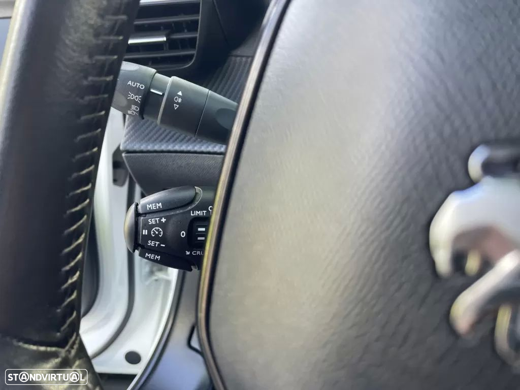 Peugeot 2008 1.2 PureTech Allure - 18