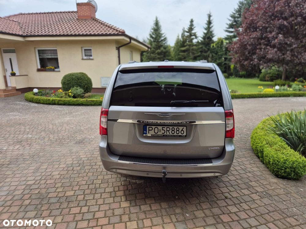 Chrysler Town & Country - 4