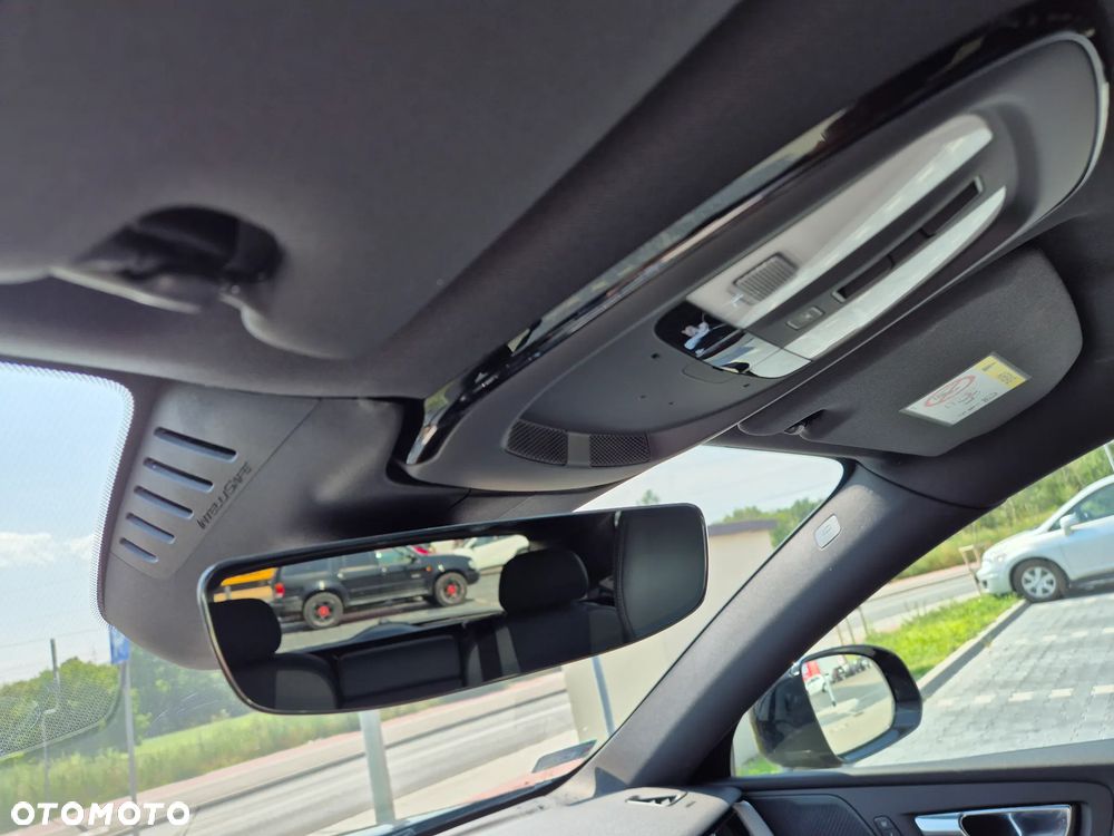 Volvo XC 60 T8 Plug-In Hybrid AWD R-Design - 20