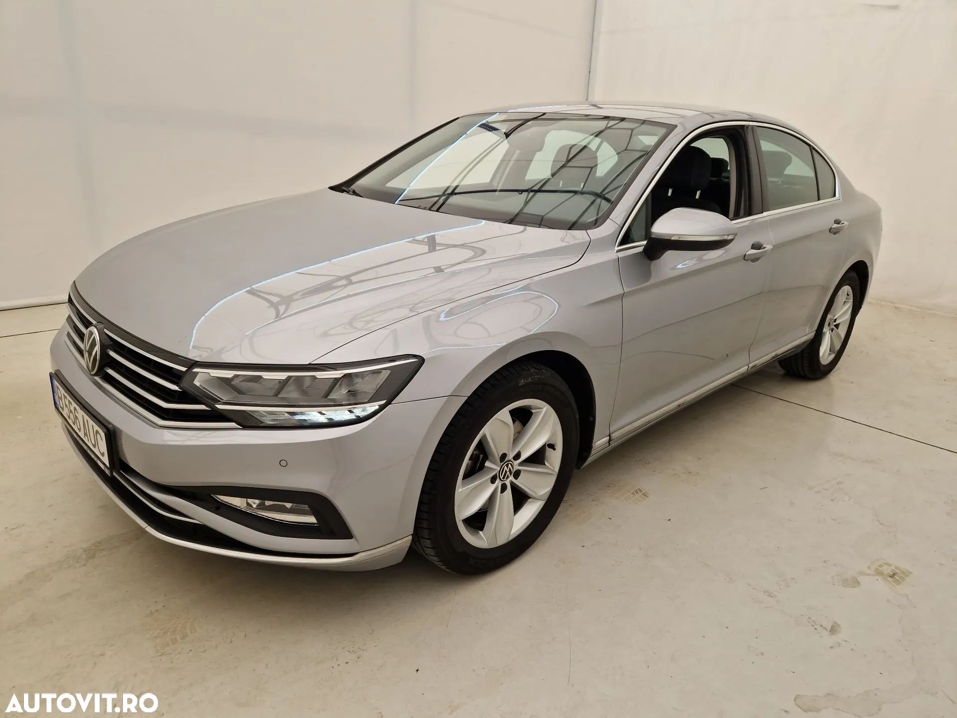 Volkswagen Passat - 1