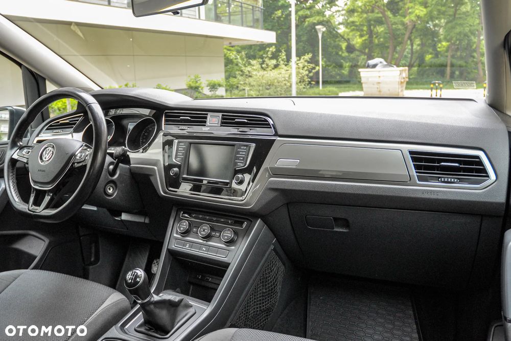 Volkswagen Touran - 11