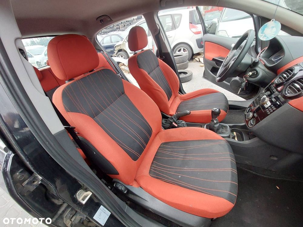 FOTELE KOMPLET LEWY PRAWY KANAPA TYŁ + BOCZKI OPEL CORSA D 5D - 6