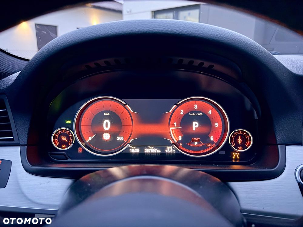 BMW Seria 5 525d xDrive - 9