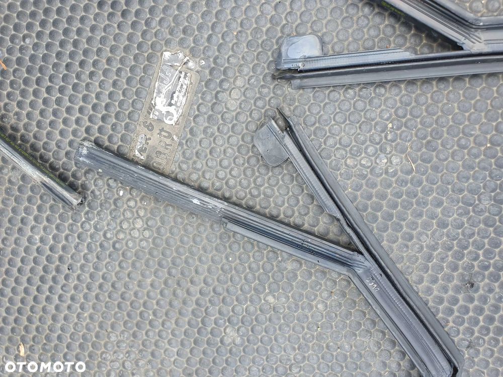 Ramka Uszczelka Szyby Drzwi Prowadnica Guma AUDI A4 B8 Sedan Kombi - 33